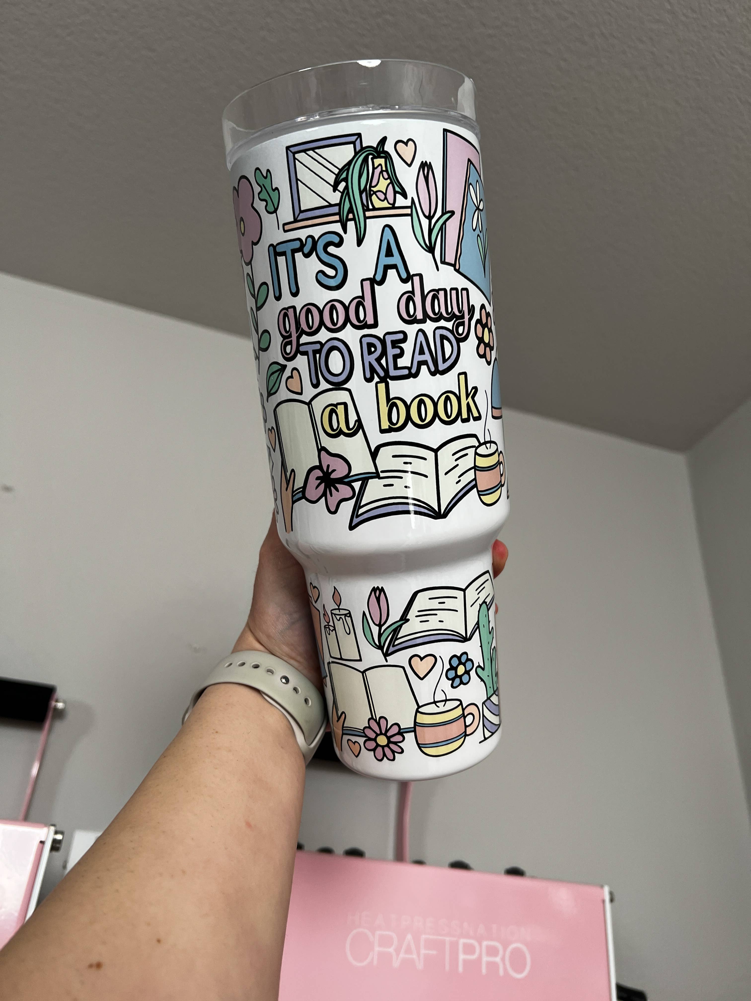 Selena Marie LLC – copos e garrafas térmicas por atacado – Bom Dia para Ler Copo Térmico de 40oz1