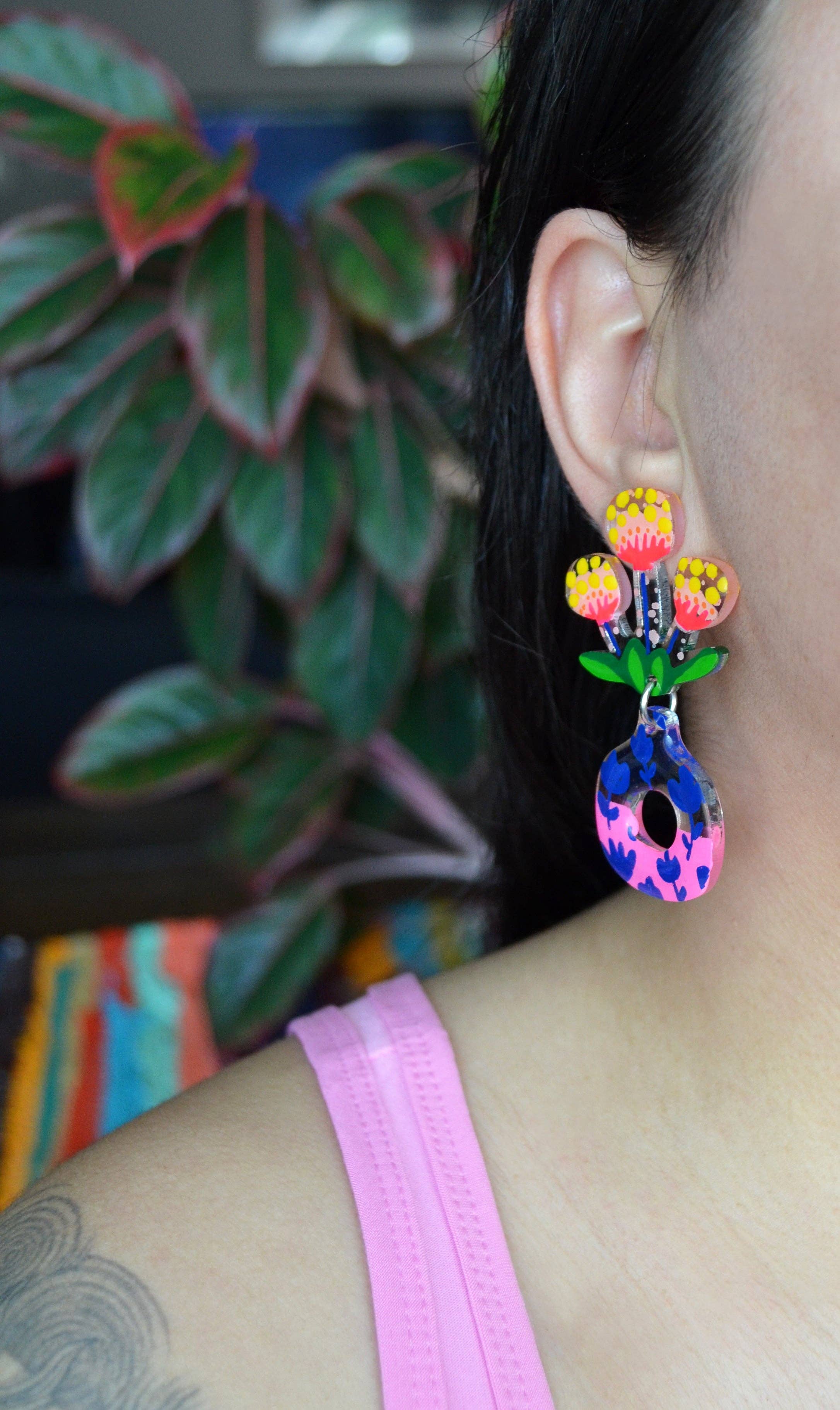 Boo and Boo Factory - Wholesale Hangende/ronde oorbellen - Neonroze bloemoorbellen in vazen met botanische patronen4