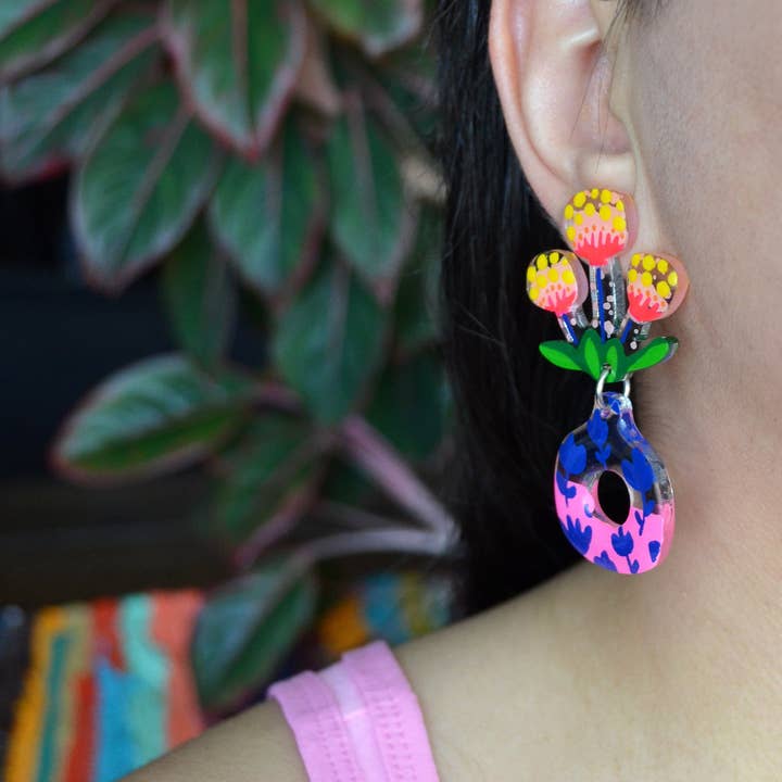Boo and Boo Factory - Wholesale Hangende/ronde oorbellen - Neonroze bloemoorbellen in vazen met botanische patronen4