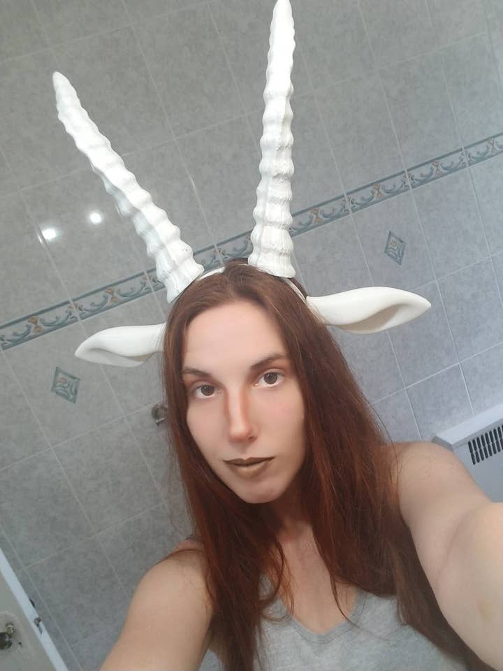 Goblin Market Studio – Großhandel Kostüm – Damen – Steinbockhörner, verstellbar auf Stirnband2