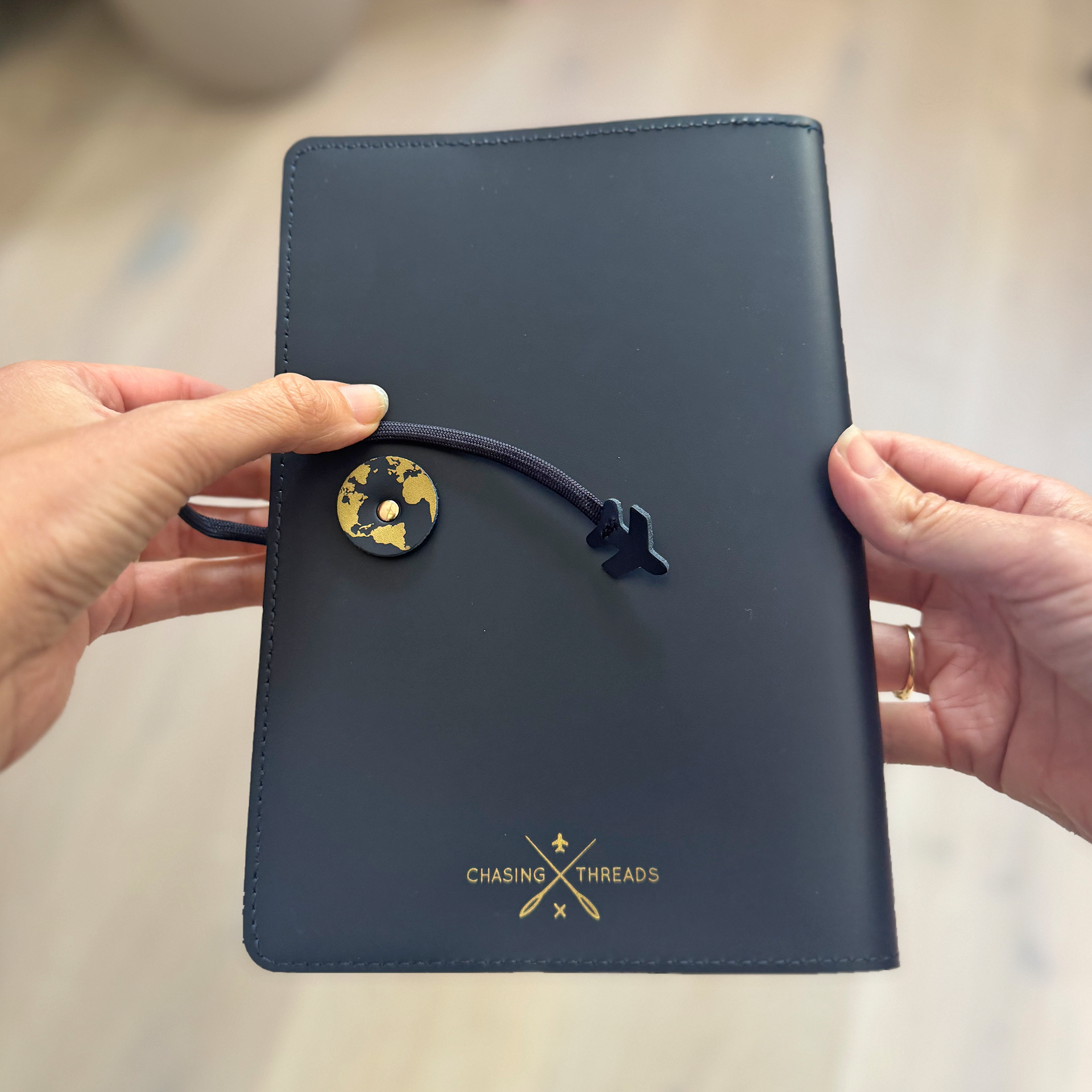 Chasing Threads – Engroshandel Notesbog – Sy Your Travels Map Notebook Kit - Vegansk Navy Læder11