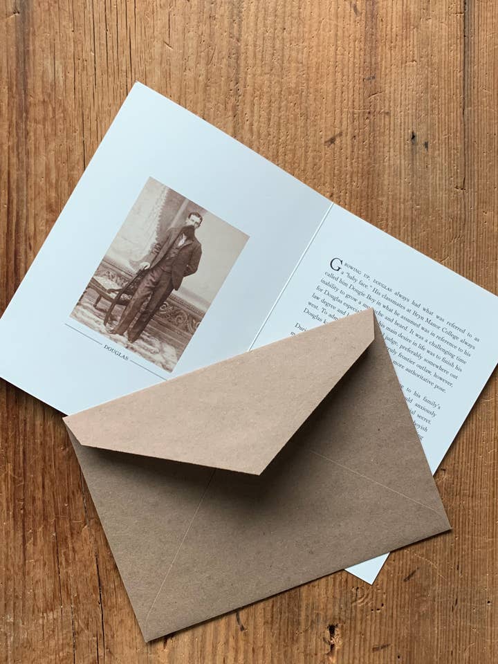 Douglas « fait pousser » une mouche pour la vente par Wicked History Greeting Cards