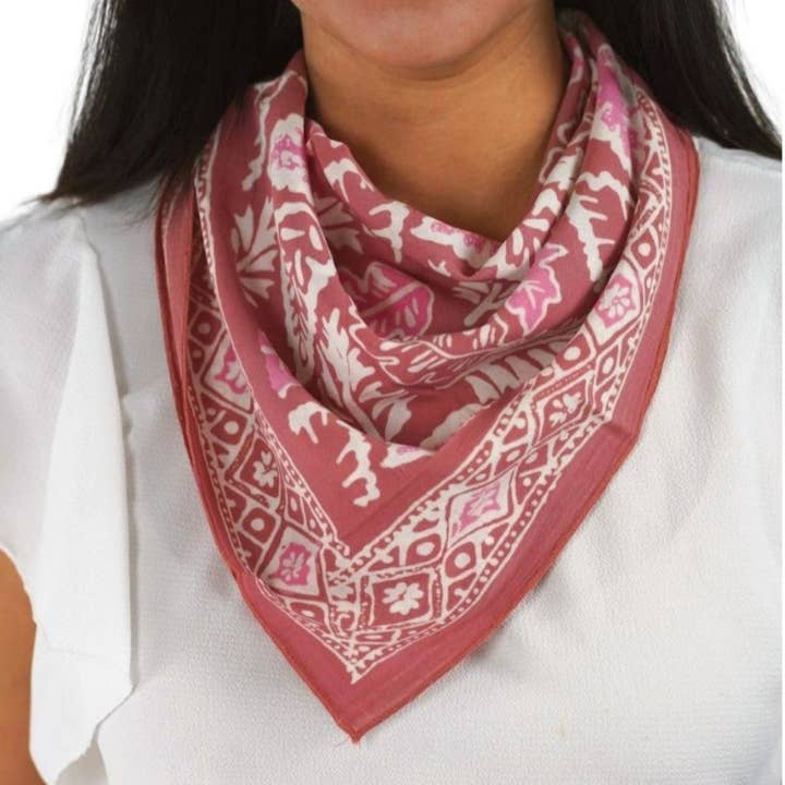 Bandana Batik Teint à la Main, Feuilles Pêche Rose Corail pour la vente par Kasih Co-op