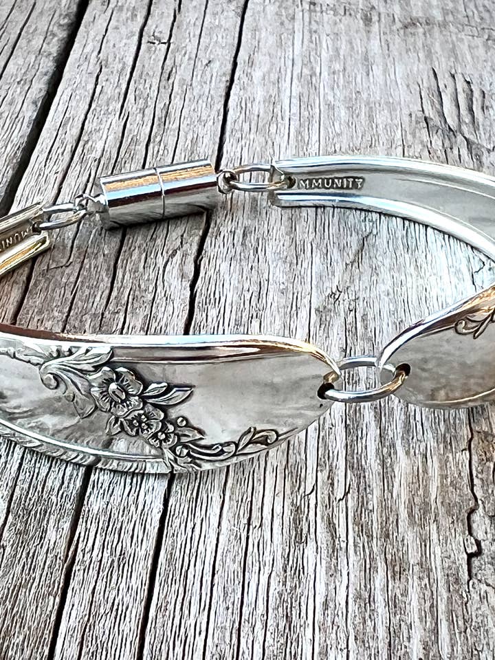 Braccialetti per posate. - Queen Bess - con manici a cucchiaio per la vendita all'ingrosso da parte di Pumpernickel and Wry