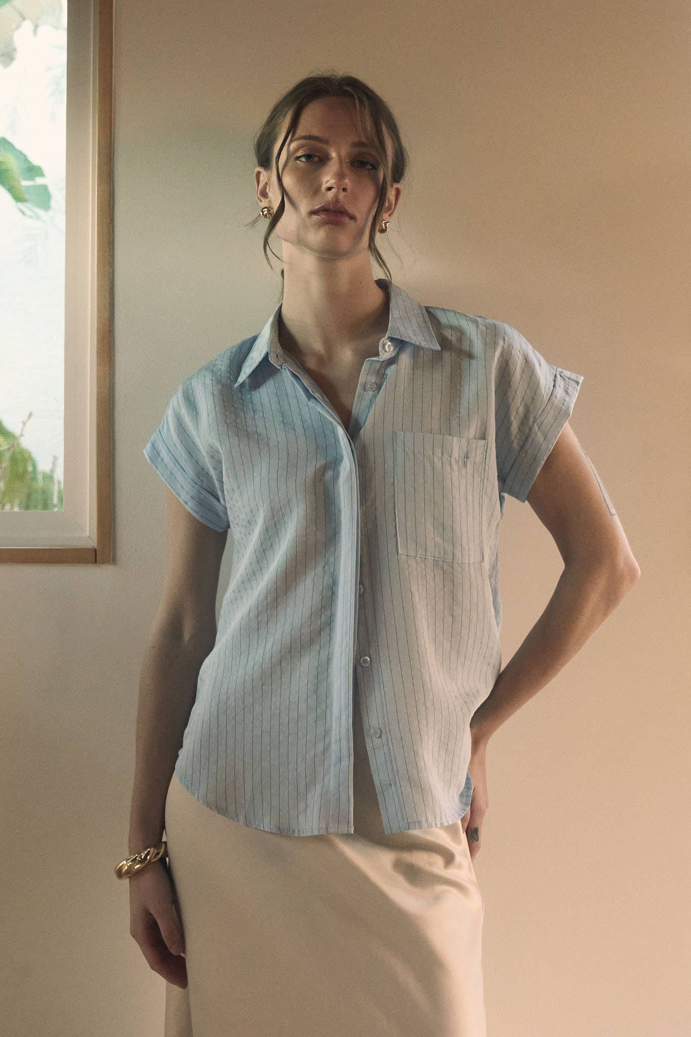 The Workshop Studio - Venta al por mayor Blusa - Mujer - CAMISA DE MANGA CORTA CON CUELLO A RAYAS FINAS8