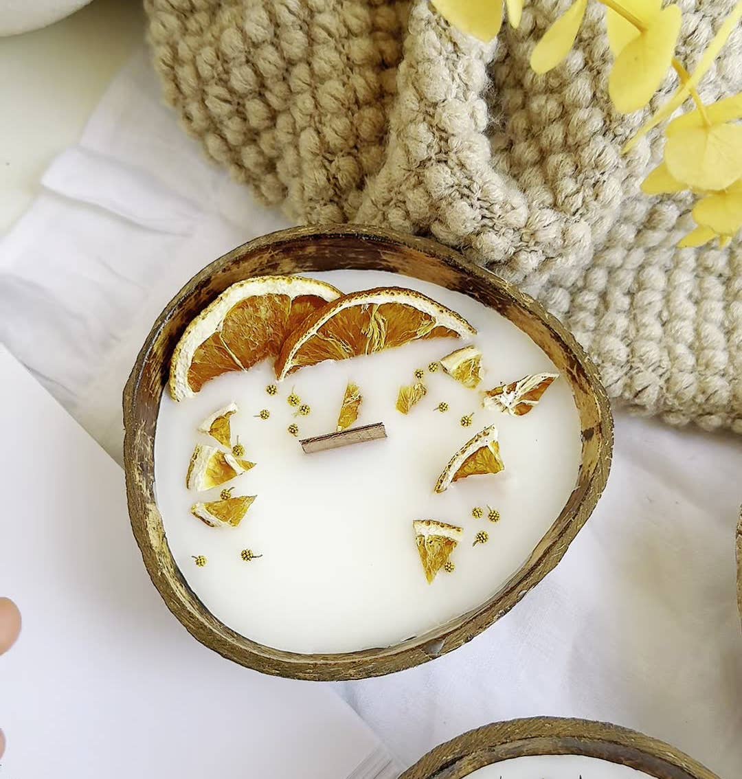 Candles Meta - Vente Bougie en bocal - Bougie Parfumée Décor de Fête avec Fleurs Séchées dans un Bol en Noix de Coco CM0643