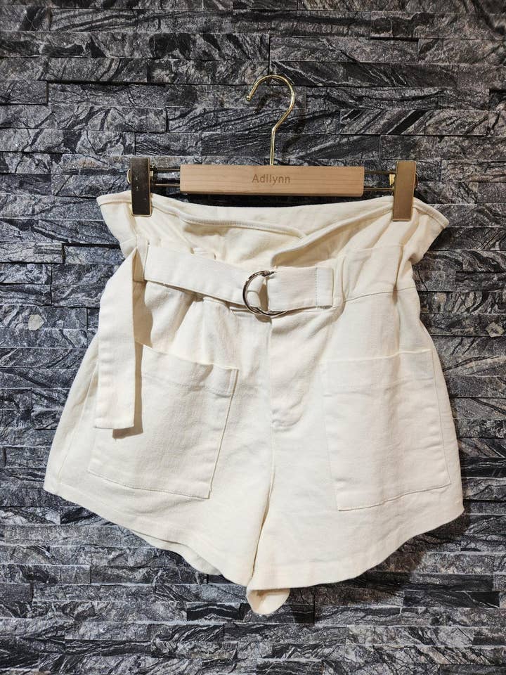 Denim-Shorts mit Gürtel und elastischem Bund 2260 Ecru für den Großhandel von Adilynn DAYMENTEX