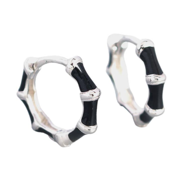Svart Emalj Bambu Huggie Hoops för wholesale av Gold Trip
