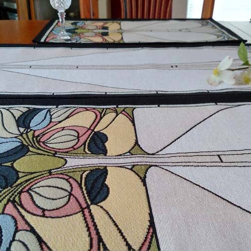 Rennie & Rose – Großhandel Tischläufer – Jugendstil-Tischläufer mit Blumenmuster, Peridot2