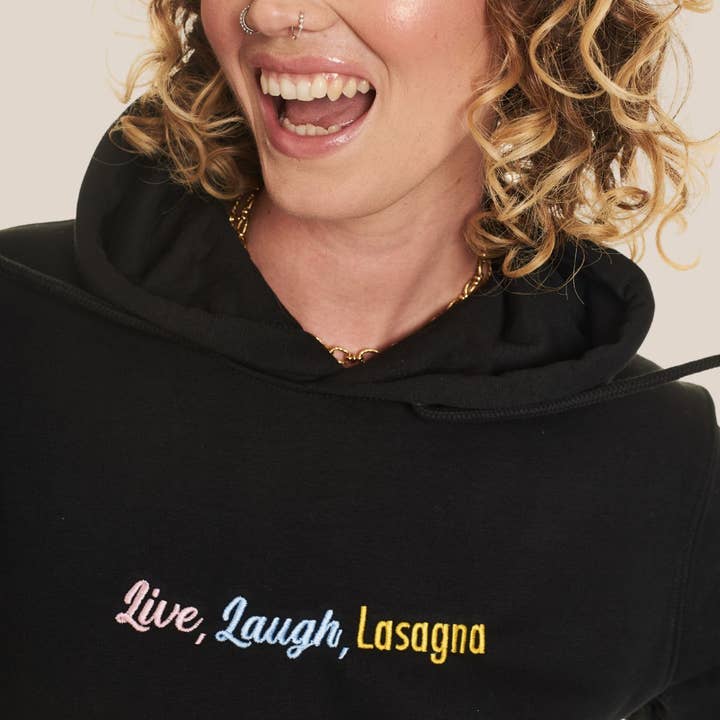Sweat à capuche brodé "Live Laugh Lasagna" (Unisexe) pour la vente par SassySpud