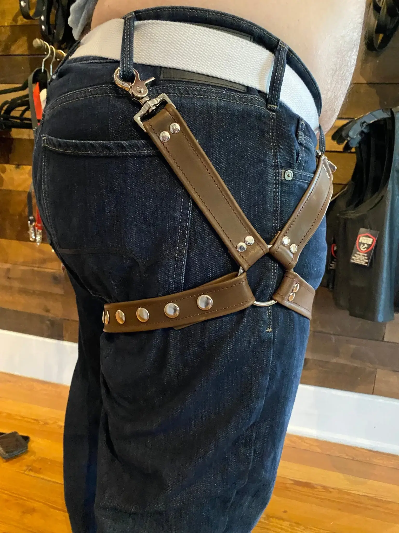 The Montrose Forge - Vente Sex toys - Harnais de jambe en cuir (disponible en 11 couleurs)1