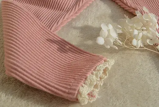 Annie & Charles – wholesale Modeleggings – Barn – Annie & Charles® ekologiska babyleggings med volang och ribbad struktur7