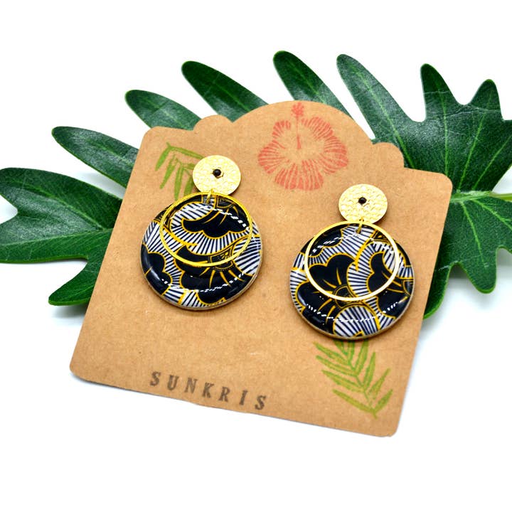Orecchini rotondi in legno e resina con fiori neri in carta wax per la vendita all'ingrosso da parte di SUNKRIS
