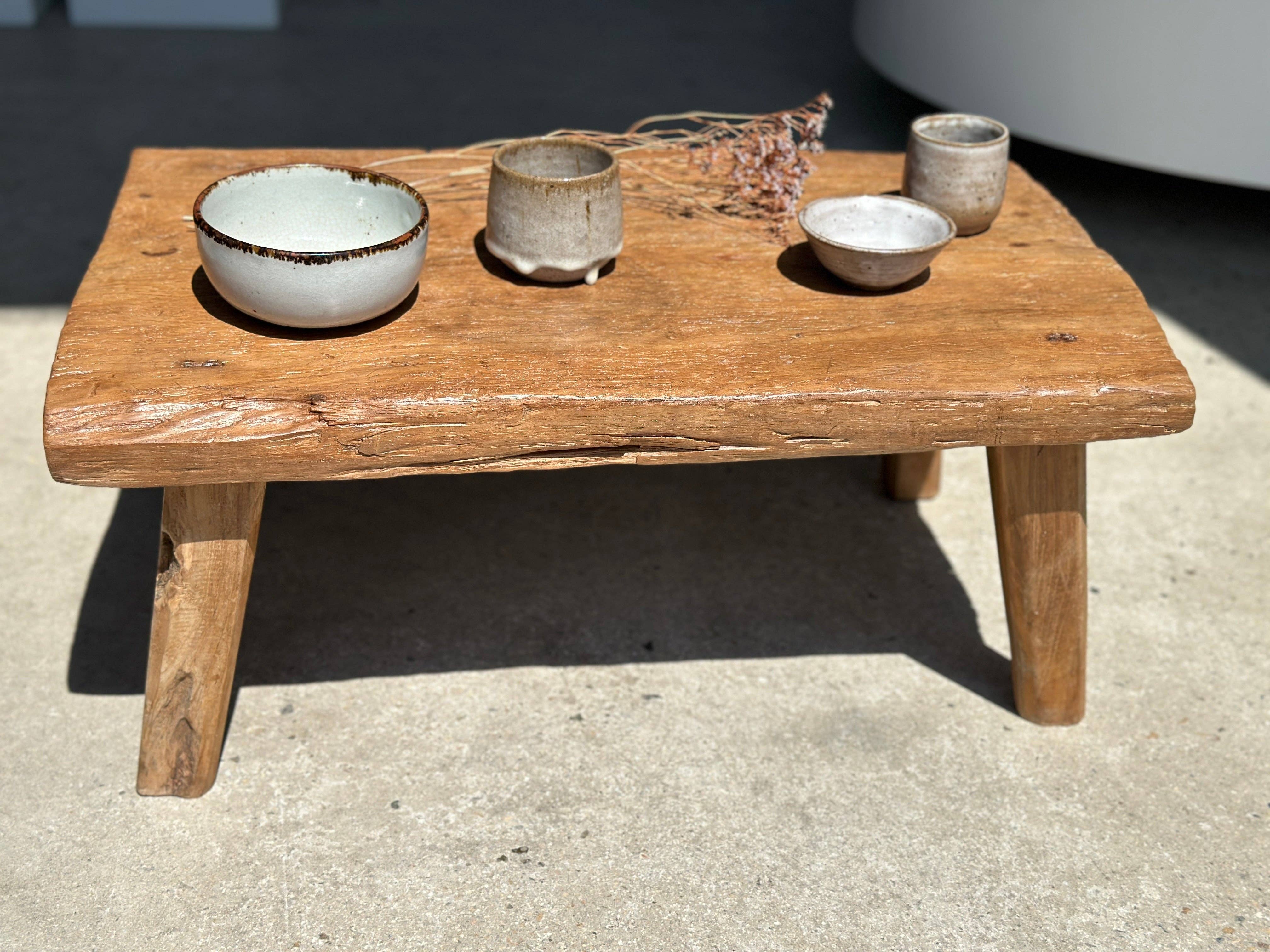 Office Objets – Großhandel Beistelltisch – Kleiner leichter Couchtisch aus hellem Teakholz mit vier Beinen H: 30 L: 63,5 B: 40 cm64