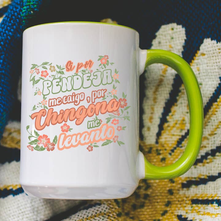 Tazza Si Por Pendeja Me Caigo – Tazza da 15oz Cafesito | Ma Per Chingona Mi Rialzo ☕💐🔥 per la vendita all'ingrosso da parte di Bloom Designs