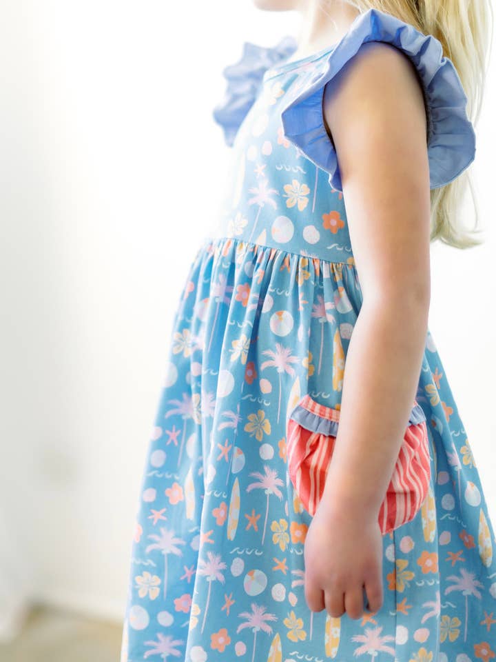 Mädchen Surfbrett Print Sommerkleid mit Flatterärmeln, Taschen für den Großhandel von Sawyer & Finn Clothing