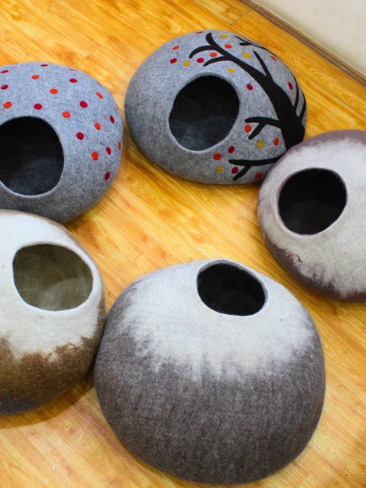 Handgemaakte wollen kattenhol - Zacht, knus dierenhuisje voor wholesale door Woollyfelt