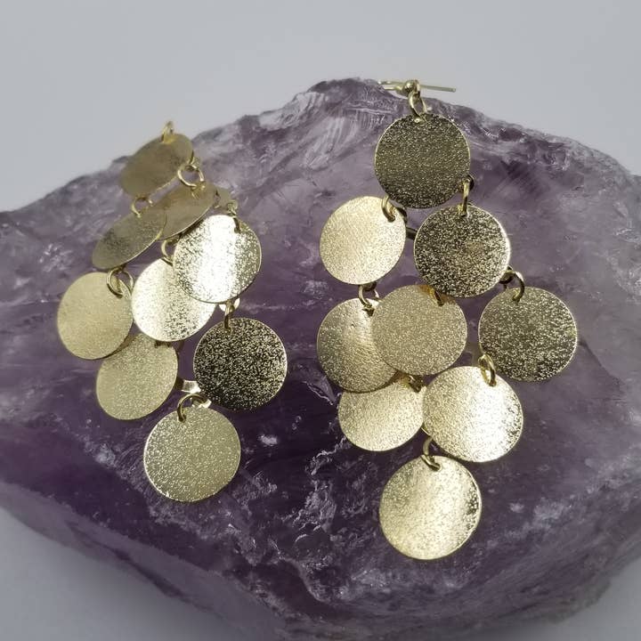 Boucles d'oreilles en forme de chandelier à disque en métal, dorées et argentées pour la vente par magnolia jewelry