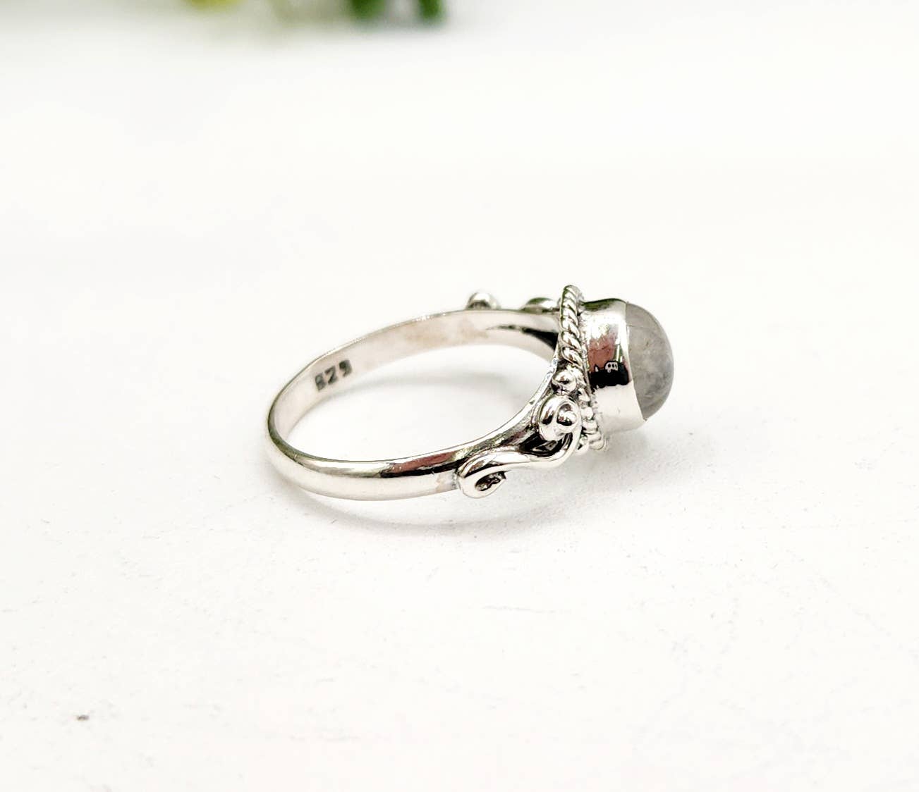 Meraki Gemstones - Vendita all'ingrosso Anelli con pietra singola/solitario - Anello in argento sterling 925 con pietra semipreziosa di pietra di luna arcobaleno da 8 mm2