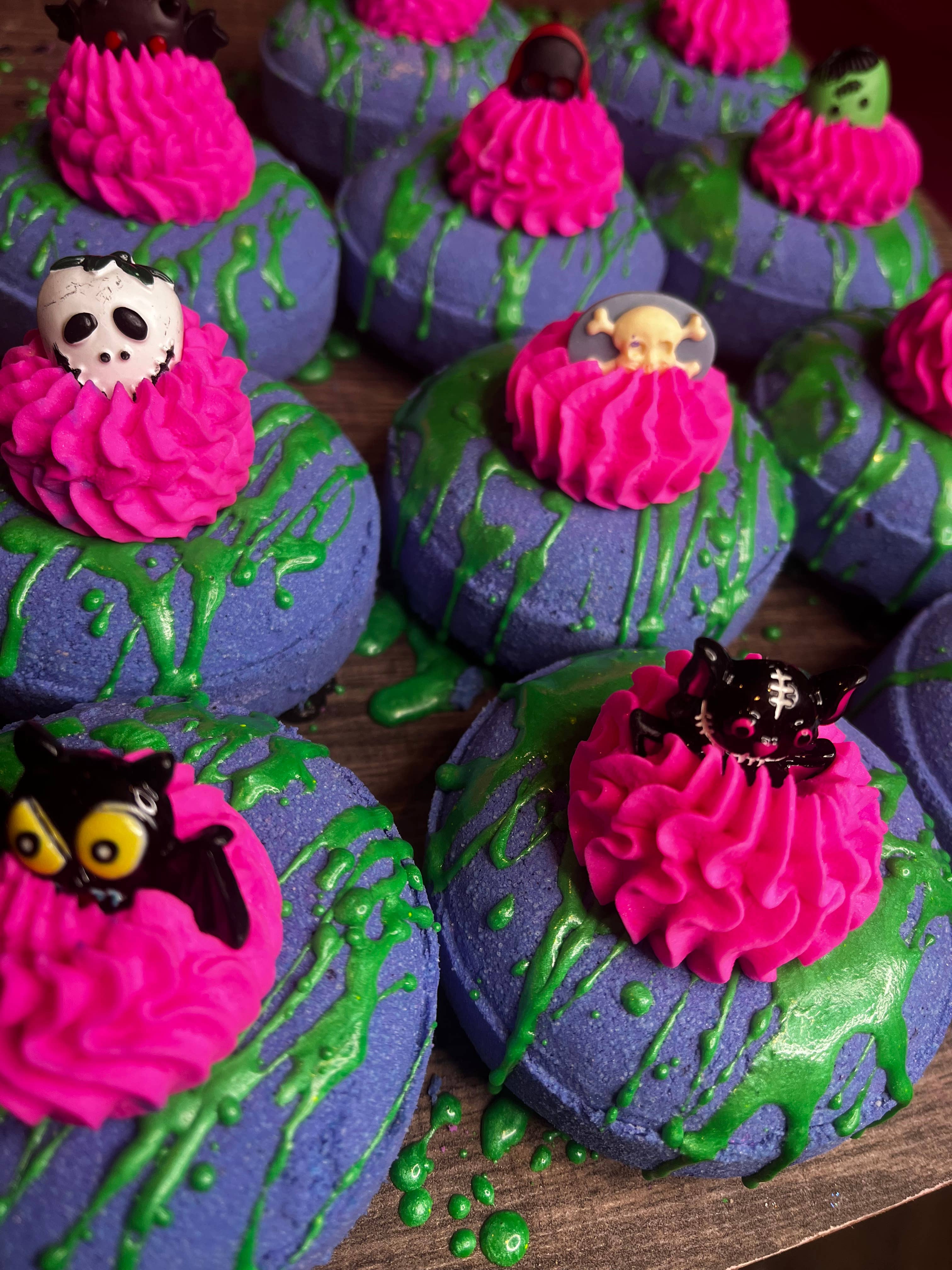 Queen Bath and Beauty – wholesale Bath bomb/fizz – Halloween Donuts With Charms4