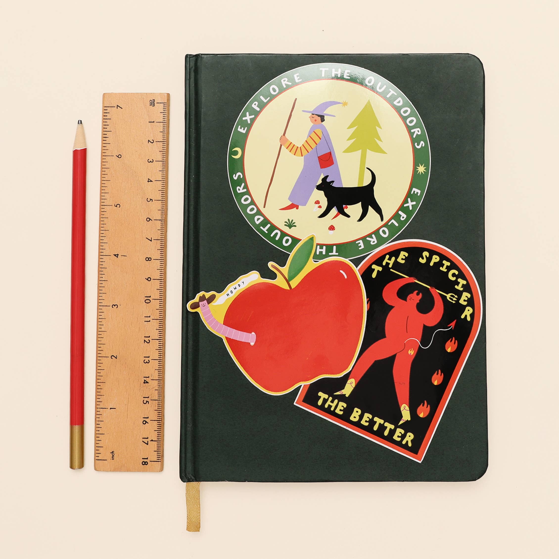 Little Black Cat Illustrated Goods – Engroshandel Klistermærke – Orm Cowboy Klistermærke | Howdy Vinyl Klistermærke | Orm I Æble2