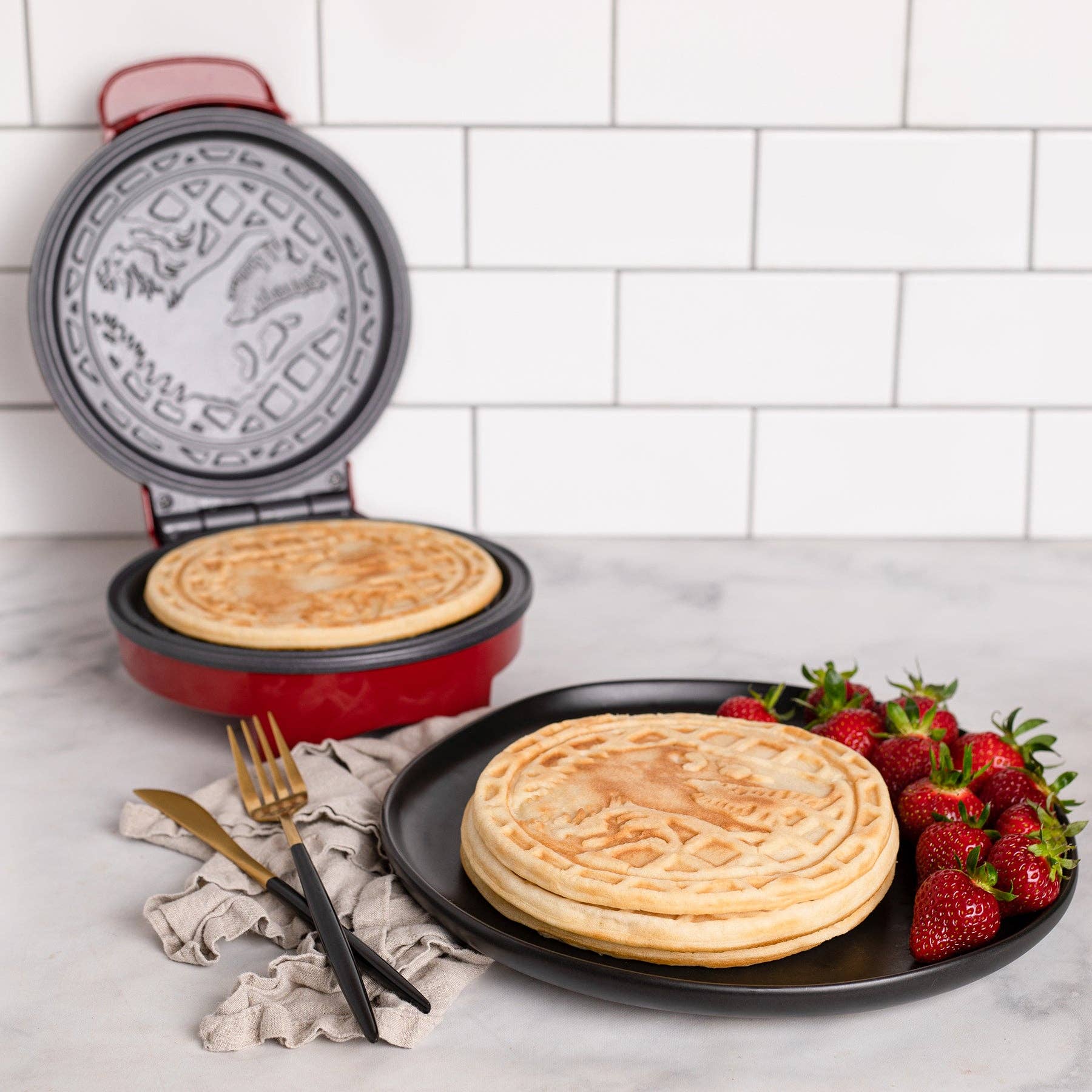 Uncanny Brands - Vente Appareils électroménagers - Gaufrier Jurassic Park d'Uncanny Brands2