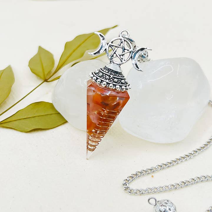 Farvet stenharpikskrystal Hexagon Cone Spirit Pendul for engroshandel hos GemMeet