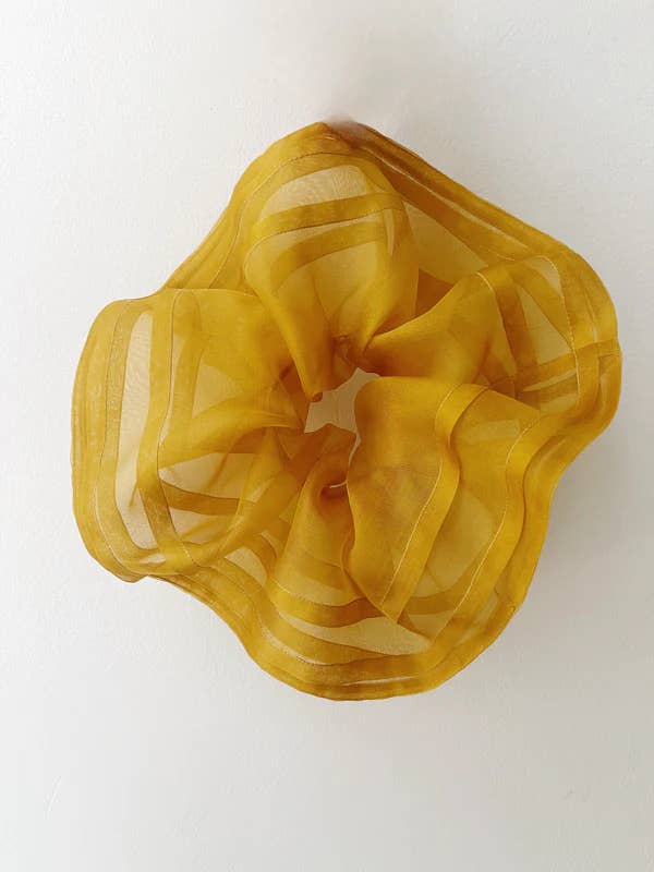 Ella Oversize Silk Plissado Scrunchie em Ouro por atacado de Jasmine Chong