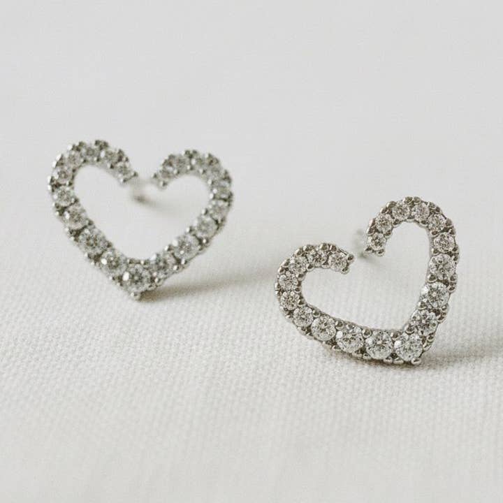 Orecchini a perno a forma di cuore con pavé di zirconi cubici per la vendita all'ingrosso da parte di Ellemadera