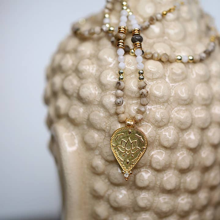 Colar Lótus com Labradorita Bege e Pedra da Lua por atacado de MOONSOON