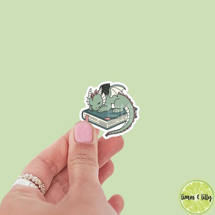 Adesivo de Dragão Verde Fofo Dormindo em Livros | Inspirado em Livros | Adesivos Literários | Kindle | Decalque | Merchandising de Livros Românticos e Fantásticos por atacado de Limes & Lilly