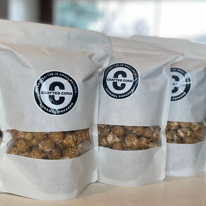 En 200g pose håndlavede karamel popcorn for engroshandel hos Crafted Corn Inc.