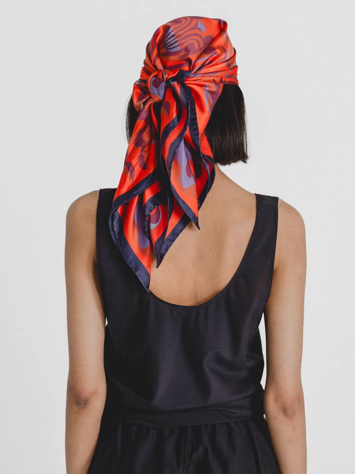 Grand Foulard en Soie 'Je T'épanouis' pour la vente par Alas