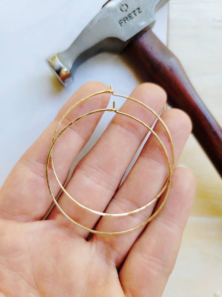 Boucles d'oreilles Big Hoop, grandes créoles dorées pour la vente par ElisabethSpace Jewelry