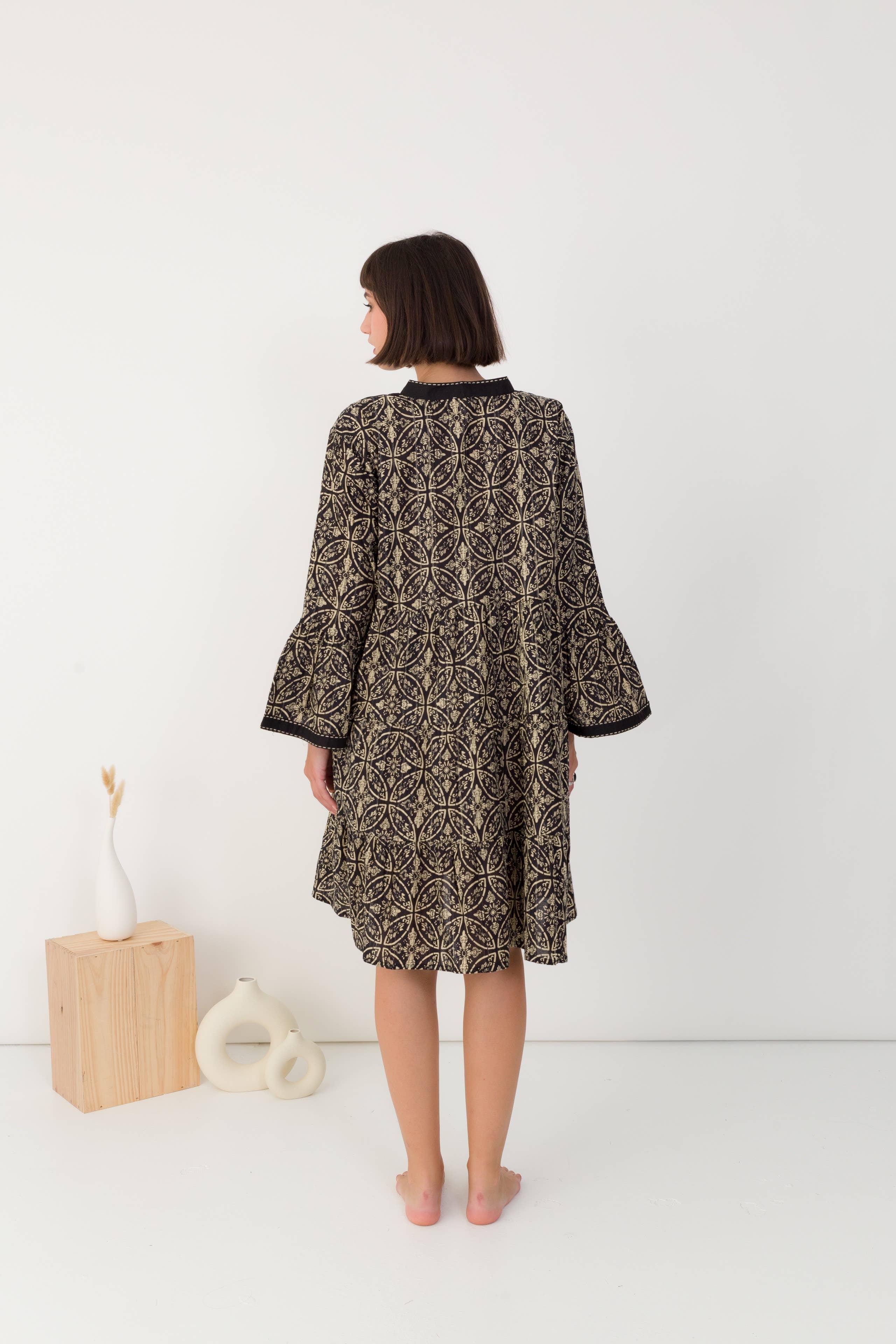 764 Abito corto con scollo a V - Prezzo  in vendita all'ingrosso su Faire7