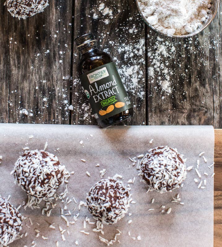 Frontier Co-op - Wholesale Vanilla/Fruit Extract - Frontier Co-op Organic Almond Extract, 2 fl oz1