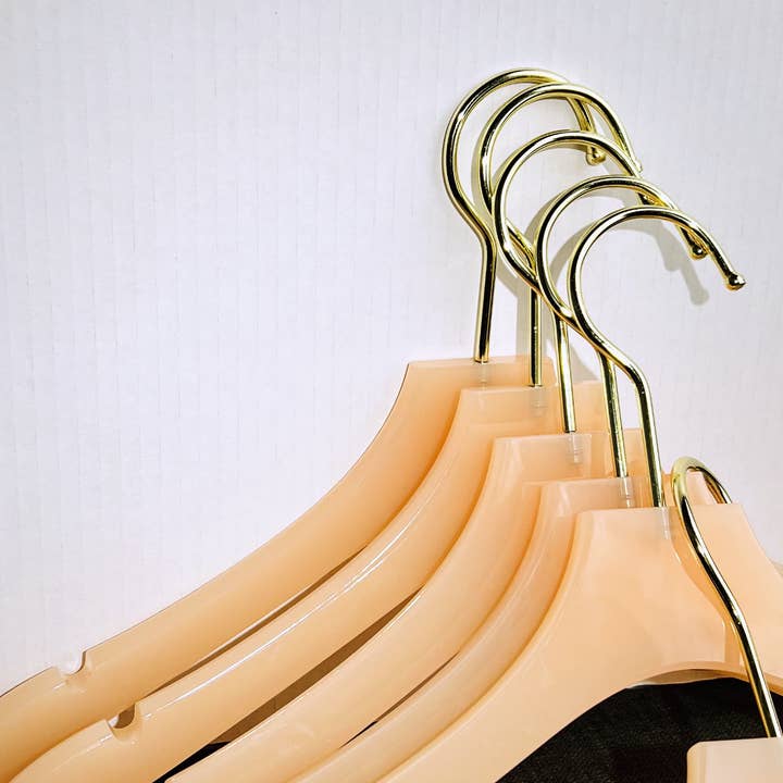 Magi Madeline - Vente Cintres - Lot de 5 cintres de luxe en lucite, rose1