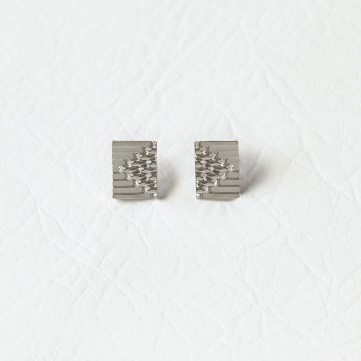 Boucles d'oreilles à tige géométriques en platine pour la vente par VUE by SEK