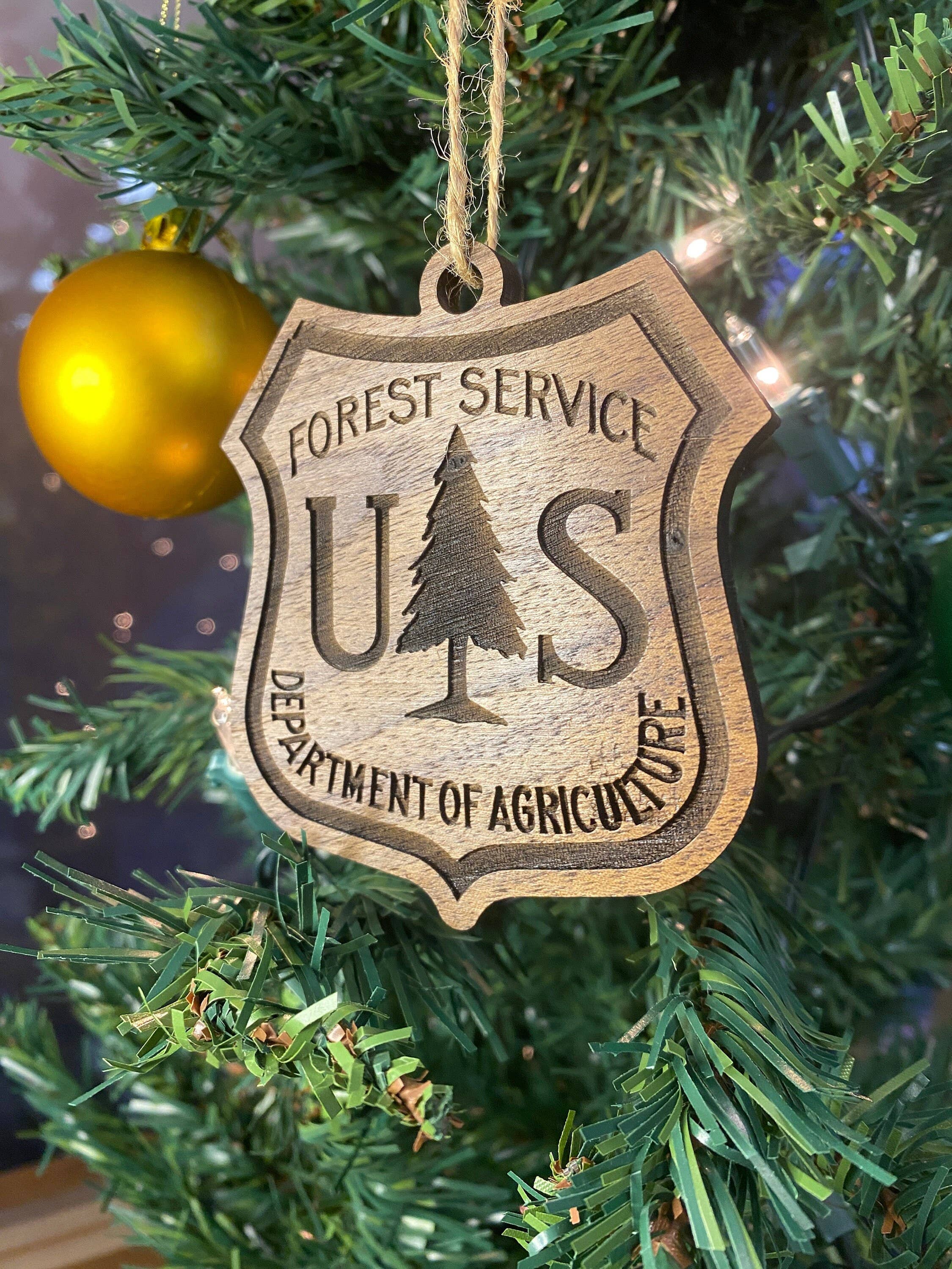 The Nostalgia Company - Venta al por mayor Adornos - Adorno del Servicio Forestal de los EE. UU. | Regalo para guardaparques0