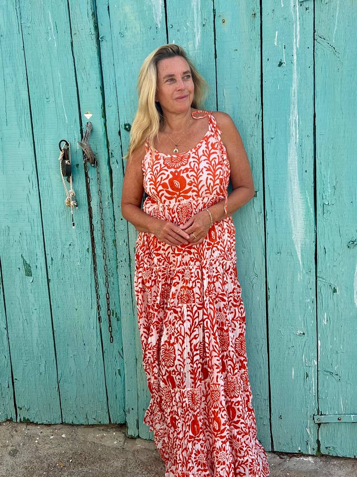Vestido longo com alças e estampa manual de flores laranja por atacado de Aurobelle Ibiza