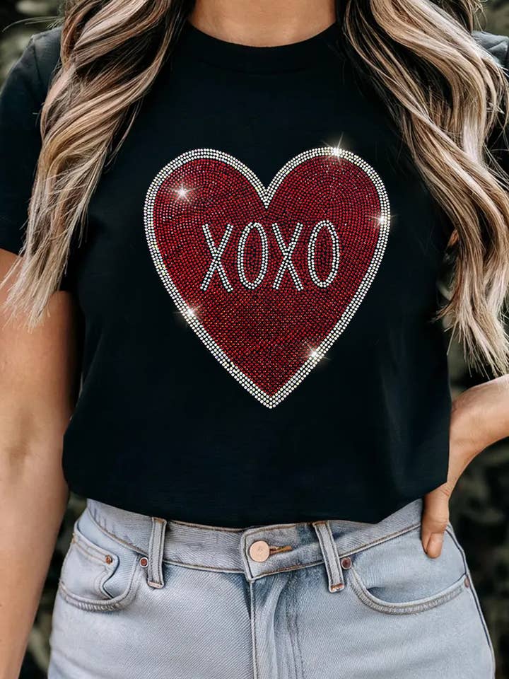 T-shirt graphique cœur XOXO en strass noir pour la Saint-Valentin pour la vente par Suhkasana