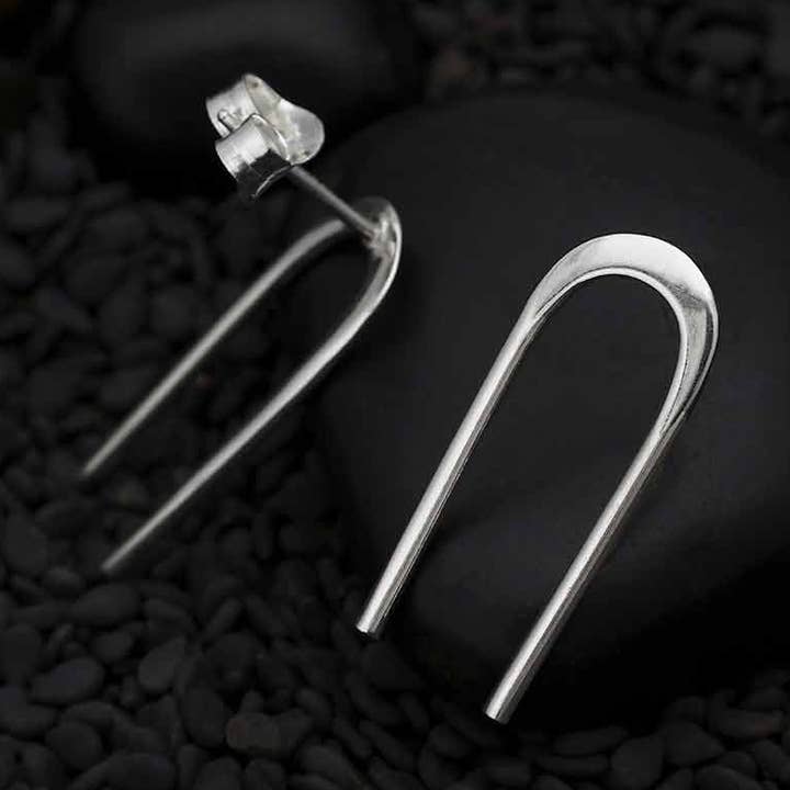 Brincos em Arco Longo Prata de 1ª Lei 20x8mm por atacado de Nina Designs