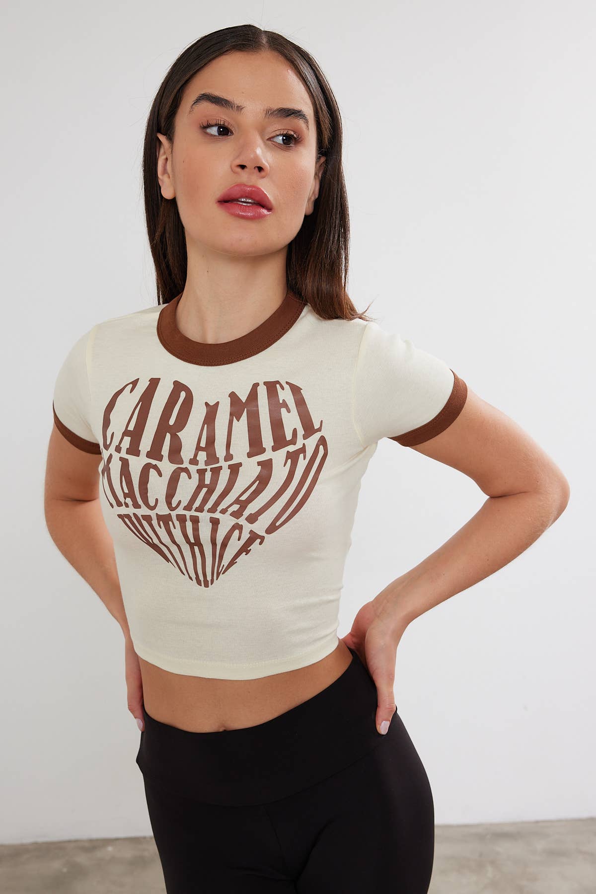 VAV NEW YORK – T-shirt estampada - Mulher por atacado – T-shirt de mulher com estampa de coração cortado Crop Top com estampa de coração1
