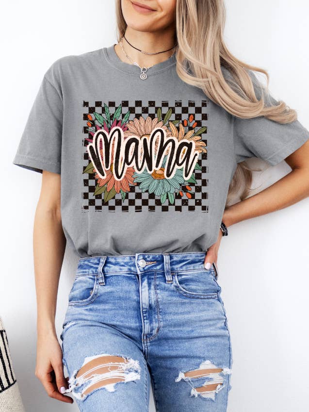 T-shirt grafica a quadri Mama Floral per la vendita all'ingrosso da parte di CMD Wholesale
