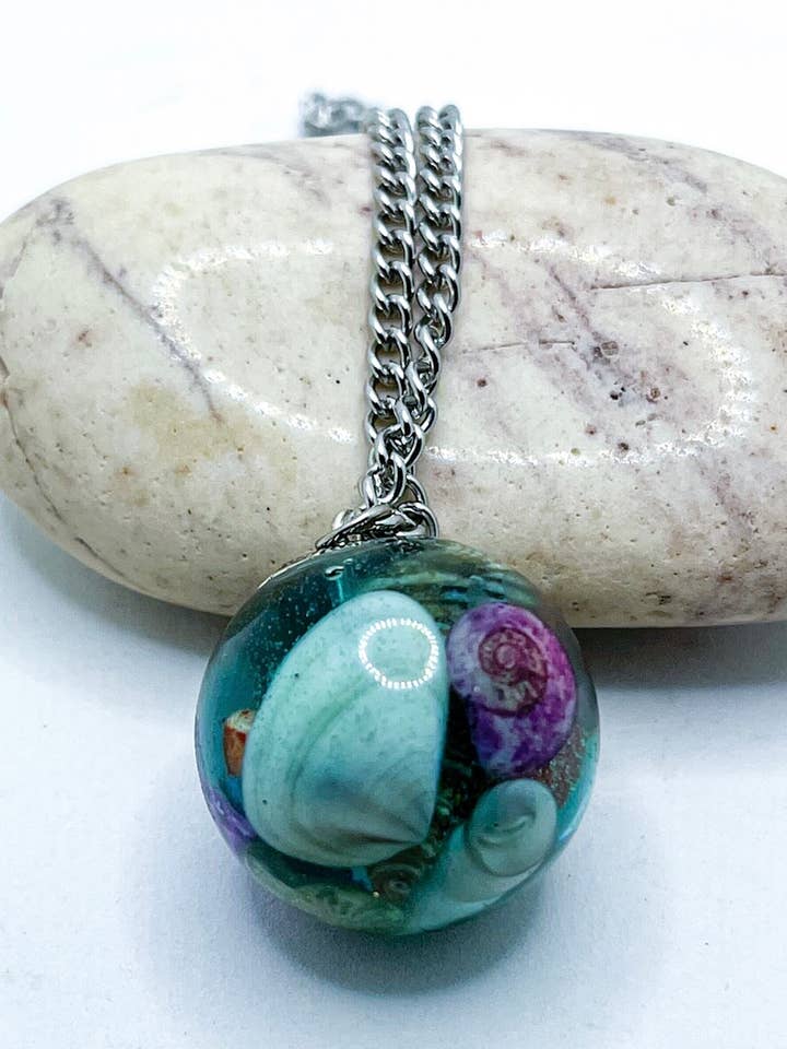 Collier Orbital Real Seashell pour la vente par Vivian Treasury