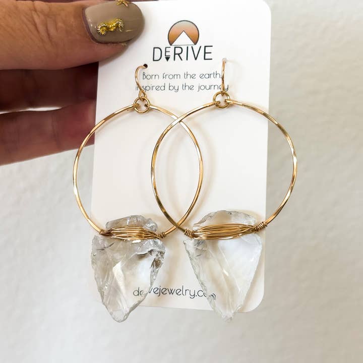 Nala Kvarts Krystal Pilespids Øreringe for engroshandel hos Derive Jewelry