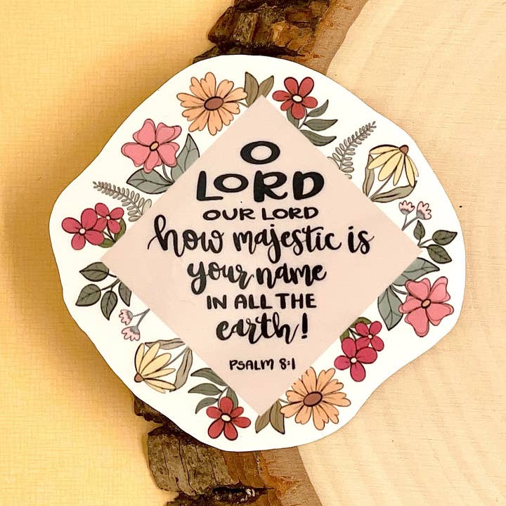 Salme 8:1, Vandtæt håndbogstavet kristent klistermærke for engroshandel hos Living Vertical Shop