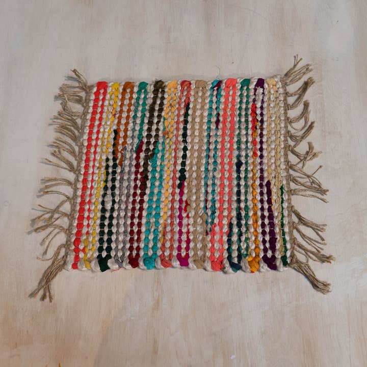 India Handicrafts Inc – wholesale Bordstablett – Vävd naturlig och flerfärgad jute fyrkantig bordstablett med fransar