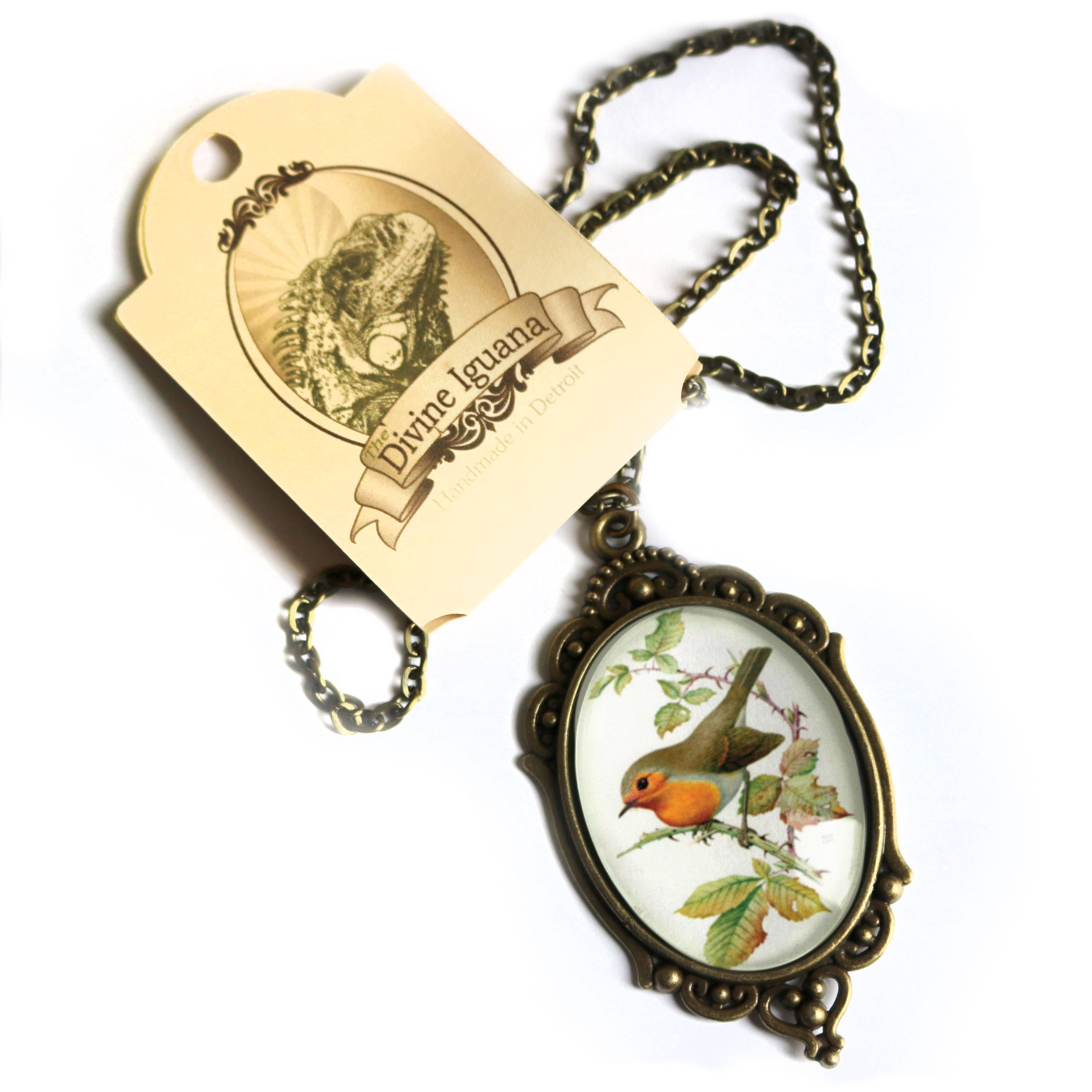 The Divine Iguana - Vente Colliers à pendentif - Collier à pendentif en forme de cœur de cottage ovale orné Spring Robin1