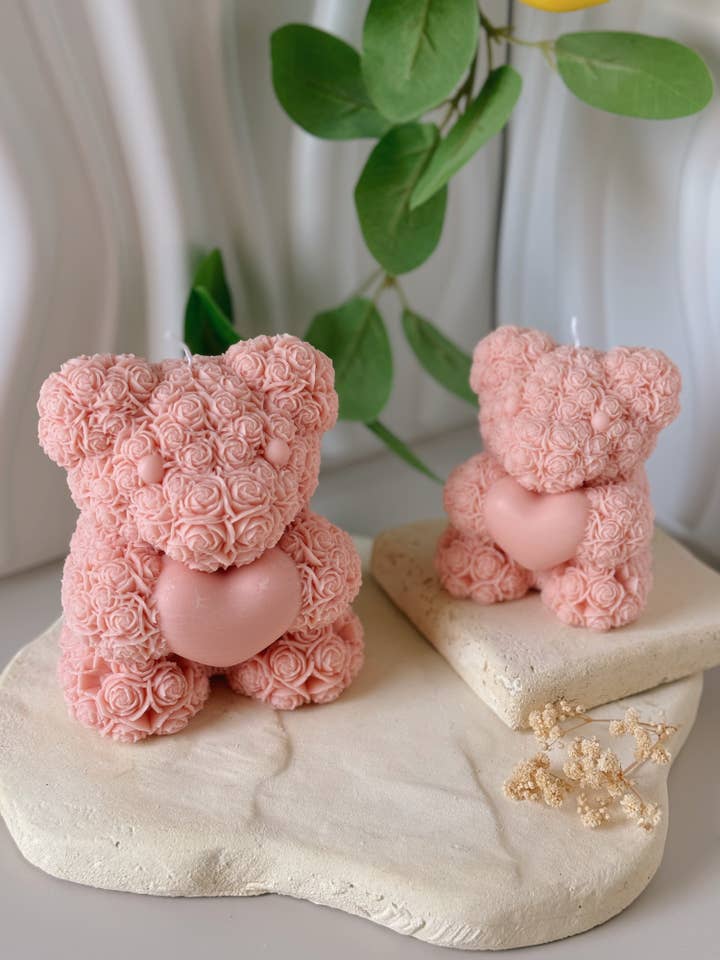 Bougie Ourson Love rose poudré taille aux choix fait main pour la vente par My Milky Candle